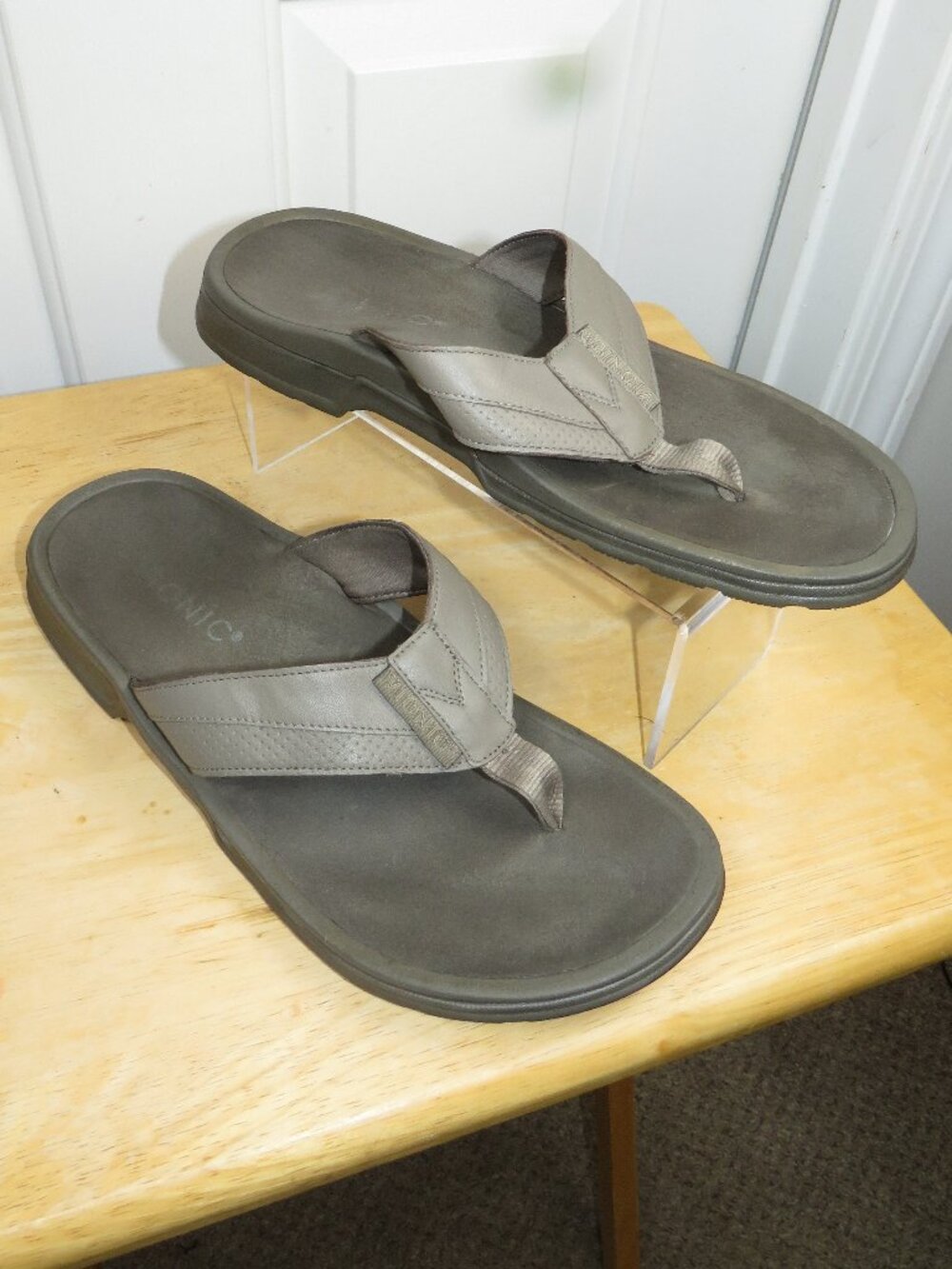 Vionic Wyatt Men's Toe-Post Sport Arch Supportive Sandals Size 8